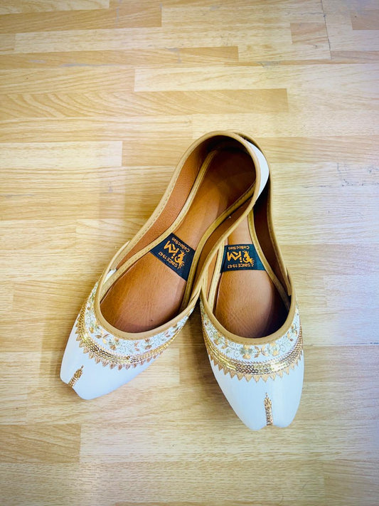 Gul Dasta – Delicate Neck Work Khussa - Walk Inn
