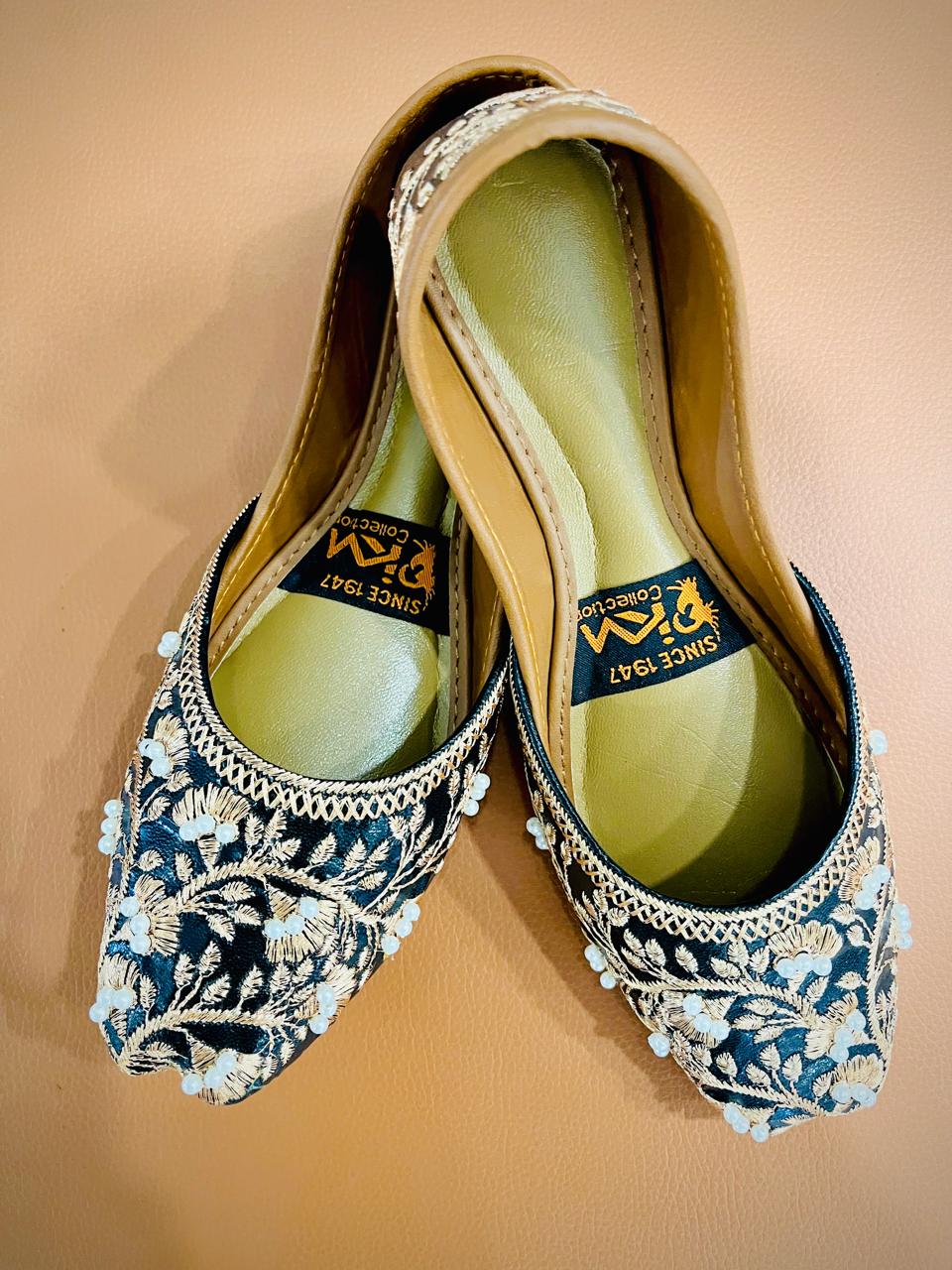 Zar Numa – Tilla & Moti Work Fancy Khussa - Walk Inn