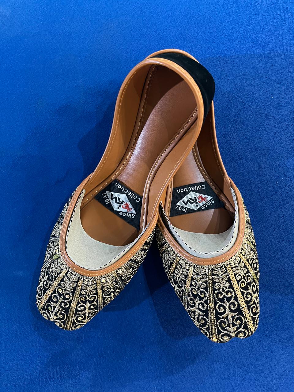 Mehka Andhera – Deep Tone Khussa with Golden Craft - Walk Inn