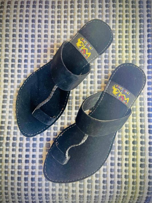 Simple Velvet Kolapuri – Classic Black Elegance Walk Inn