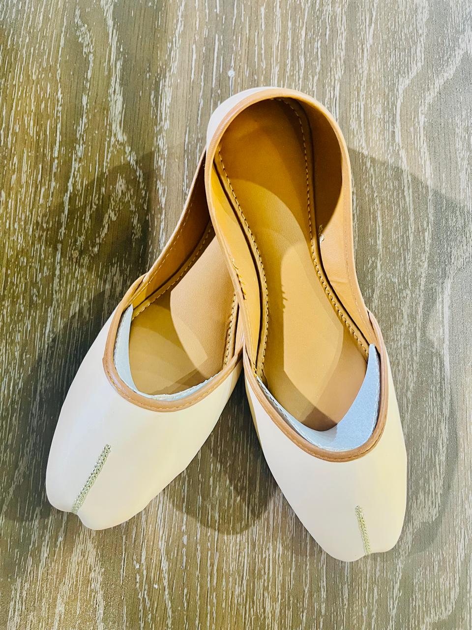 Nazuk Zar – Toe Tilla Accent Khussa Walk Inn