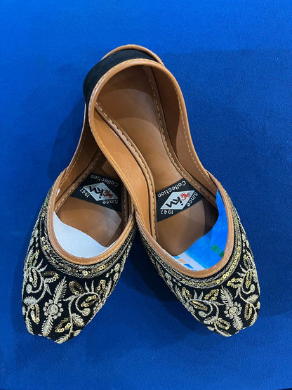 Raati Rang – Subtle Gold Thread Classic - Walk Inn